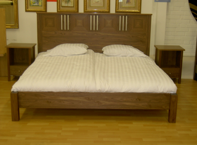 Madox sängram mått 180x200cm med 2st sängskåp valnöt