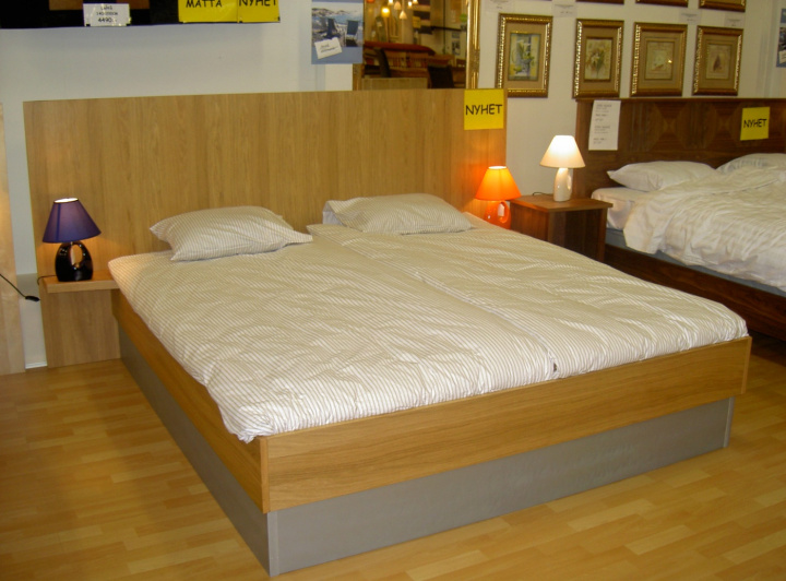 Kaskad sängram mått 180x200cm med 2st sänghylla ek/silver i gruppen Fyndhörna hos Kristers Möbler Maskin AB (12292)